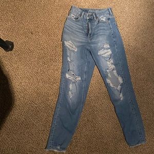 AMERICAN EAGLE MOM JEANS